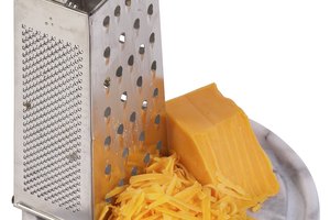 Ralla tu queso antes de derretirlo para una salsa de queso suave.