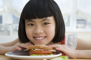Un pequeño emparedado provee a tu hijo con proteínas y otros nutrientes esenciales.