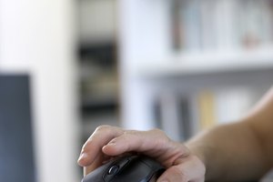 Usa el ratón de tu computadora para hacer clic e insertar la imagen prediseñada en tu documento de Word.