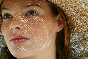 Un sombrero puede ayudar a protegerte de la melasma, pero ¡ponte uno con estilo!
