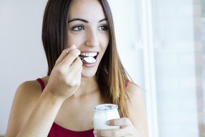 El yogur con bacterias vivas puede prevenir la diarrea.