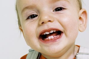 Un niño de 18 meses está empezando a utilizar palabras para expresarse.