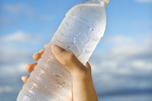 Mide el pH del agua potable con un equipo de prueba.