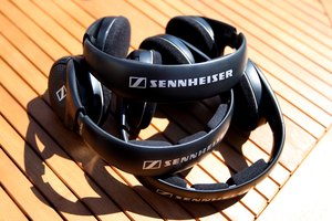 Instalación de auriculares inalámbricos Sennheiser.