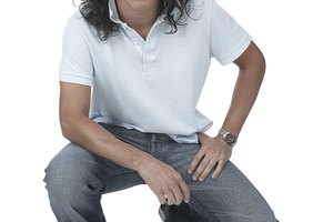 Las sentadillas cortas son buenas para reforzar los glúteos así como los músculos del abdomen bajo.