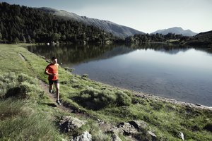 Correr sobre césped puede ayudar a reducir el impacto en los glúteos.