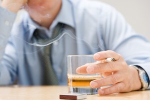 Los síntomas de la abstinencia de alcohol pueden conducir a un empeoramiento de complicaciones.