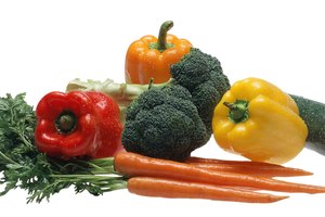 Come alimentos integrales y vegetales frescos.