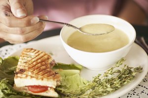La Vichyssoise es un ejemplo típico de sopa cremosa de vegetales.