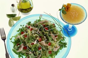 Espolvorea una ensalada con trozos de pollo cocido para obtener una comida rápida y saludable.