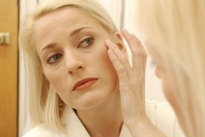 Los signos de la perimenopausia pueden exhibirse en tu rostro en forma de arrugas.
