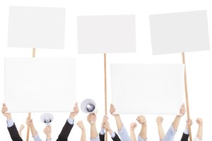La creación de volantes de campaña que detallen la plataforma de tu candidato puede ser la solución.