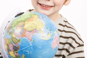 Trae a casa un globo terráqueo para ayudar a tu hijo a aprender sobre los continentes.