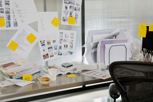 Si el escritorio no está ordenado cuando lo revises, siéntate con él y ayúdale a ponerlo en orden.