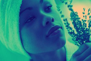 Un puñado de hierbas realza un tratamiento facial con vapor.