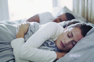 Las almohadas terapéuticas ayudan a mantener la cabeza recta.