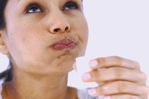 Haz gárgaras con un enjuague bucal medicinal.