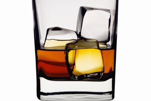 El beber alcohol podría ser la raíz de los problemas en la relación de pareja.