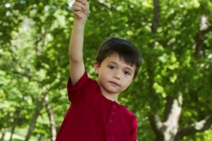 Anima a tu hijo a aprender acerca de la historia de la bandera de Estados Unidos.