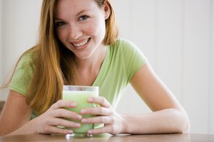Consume suero para aumentar tu ingesta de proteínas.
