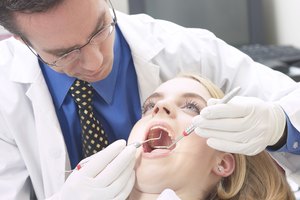 Muchos dentistas recomiendan dos visitas anuales para controlar la acumulación de placa y la caries dental.