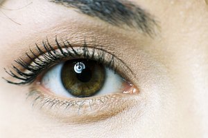 Algunas bases para sombras de ojos son transparentes, pero otras son como el maquillaje facial y dan cobertura extra para lograr una apariencia impecable.