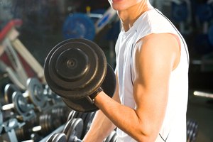 Hombre levantando pesas en un gimnasio.