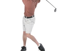 Este golfista está usando su pierna de forma incorrecta en el balanceo trasero.