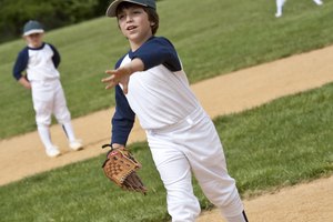 Los jugadores de las ligas menores de béisbol obtienen una oportunidad de jugar en campos de béisbol de tamaño reglamentario.
