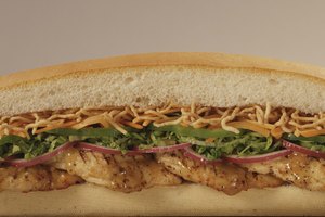 Una pechuga de pollo deshuesada y sin piel de 3 onzas contiene 27 gramos de proteína.