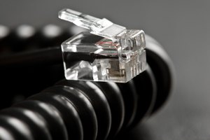 Una herramienta especial prensado se utiliza para conectar un cable de teléfono a un conector RJ11.