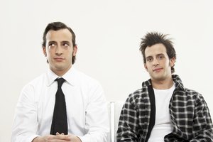 Dos jóvenes con estilos diferentes