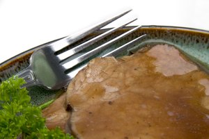 Sirve el asado con vegetales y una ensalada de hojas.
