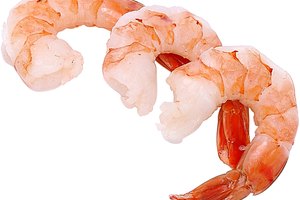 Vigila que los camarones tengan un color rosa brillante que indica que están listos.