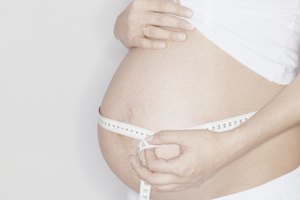 Hacia el final de la gestación se nota un descenso en el vientre de la madre.