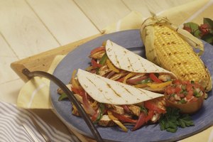 Las fajitas de pollo son una comida saludable cargada de proteínas y vegetales.