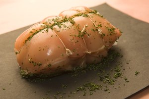 El lomo de cerdo asado queda tierno y húmedo en papel de aluminio.