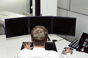 Mientras más monitores, mejor, especialmante si trabajas con más de un programa abierto al mismo tiempo.