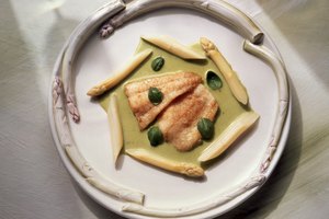 Los filetes de lenguado asados u horneados se cocinan en cuestión de minutos.