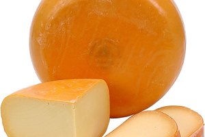 Aunque es una buena fuente de proteínas, el queso también contiene grasas saturadas.