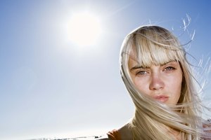 El aceite de coco protege el cabello del daño solar.