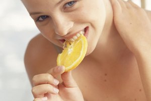 El obtener fibra dietética, una parte no digerible de los alimentos de origen vegetal, es otro de los beneficios de comer naranjas.