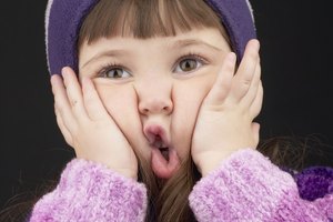 Un niños puede morder su mejilla de manera intencional o accidental.