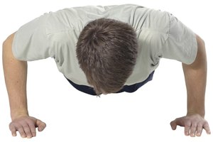 Coloca tus pies en una superficie superior a la del suelo para realizar un descenso de flexiones de pecho.