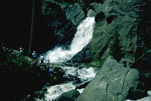 Pine Creek Gorge tiene pequeñas cascadas que se precipitan por el lecho rocoso.