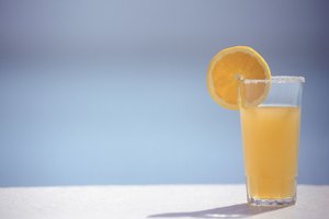 El jugo de naranja tiene casi la misma cantidad de azúcares que algunos refrescos.