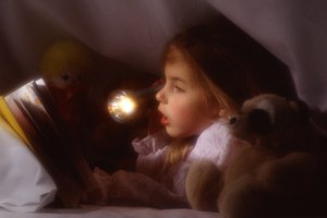 Su propia linterna puede ayudar a un niño a lidiar con cortes de luz.