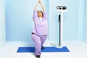 Cualquier tipo de movimiento, incluyendo yoga, puede ayudarte a vencer la báscula.