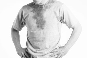 Vestir ropa apropiada ayuda a prevenir el agotamiento por calor.