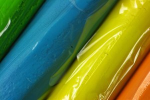Puedes usar papel celofán para hacer los vitrales más entretenidos.